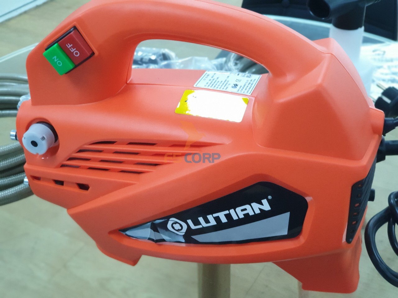 Máy phun xịt rửa xe gia đình Lutian LT210G - 1.6 kw