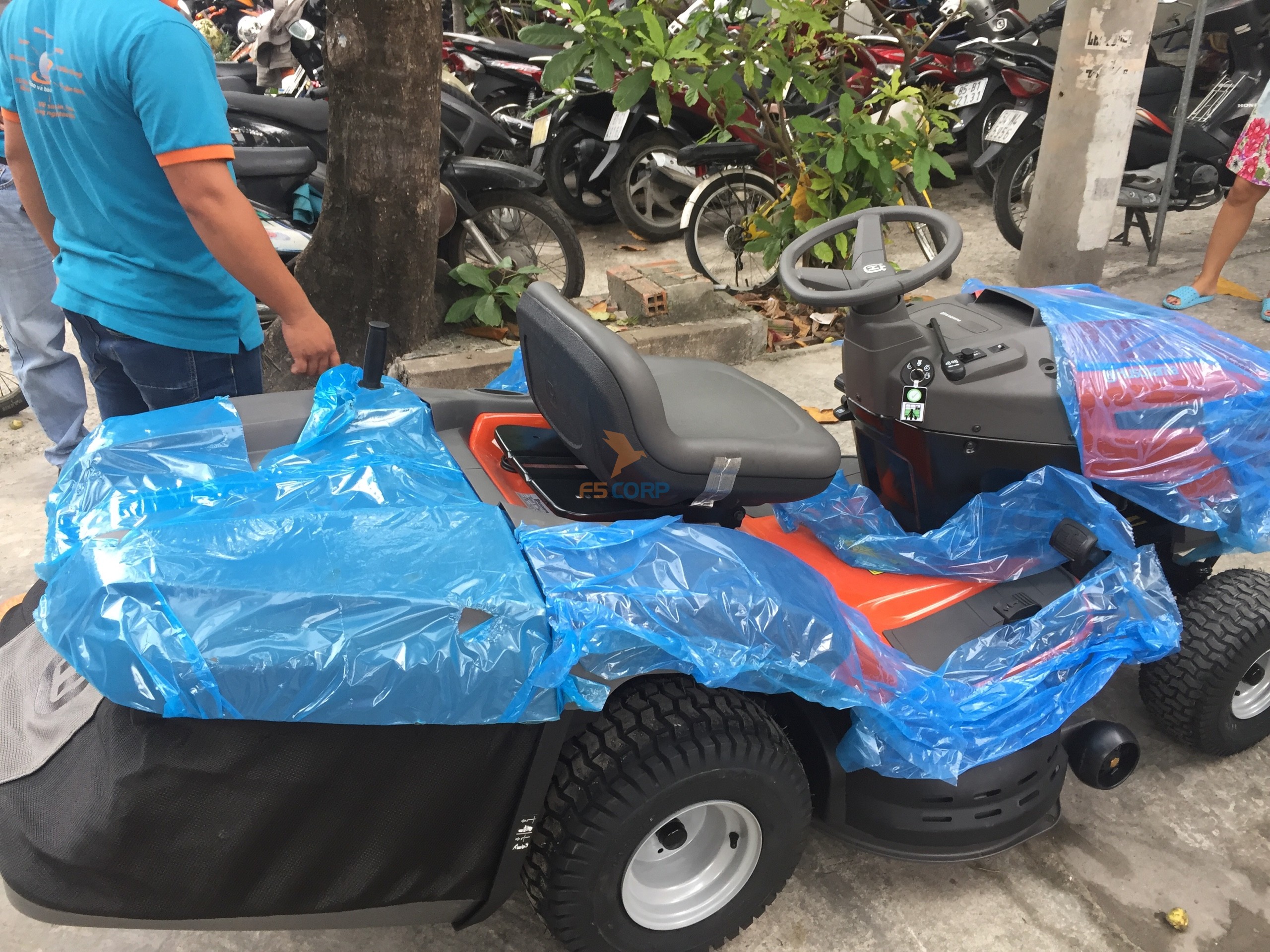 Máy cắt cỏ người lái Husqvarna TC138L