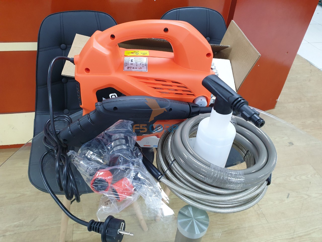 Máy phun xịt rửa xe gia đình Lutian LT210G - 1.6 kw
