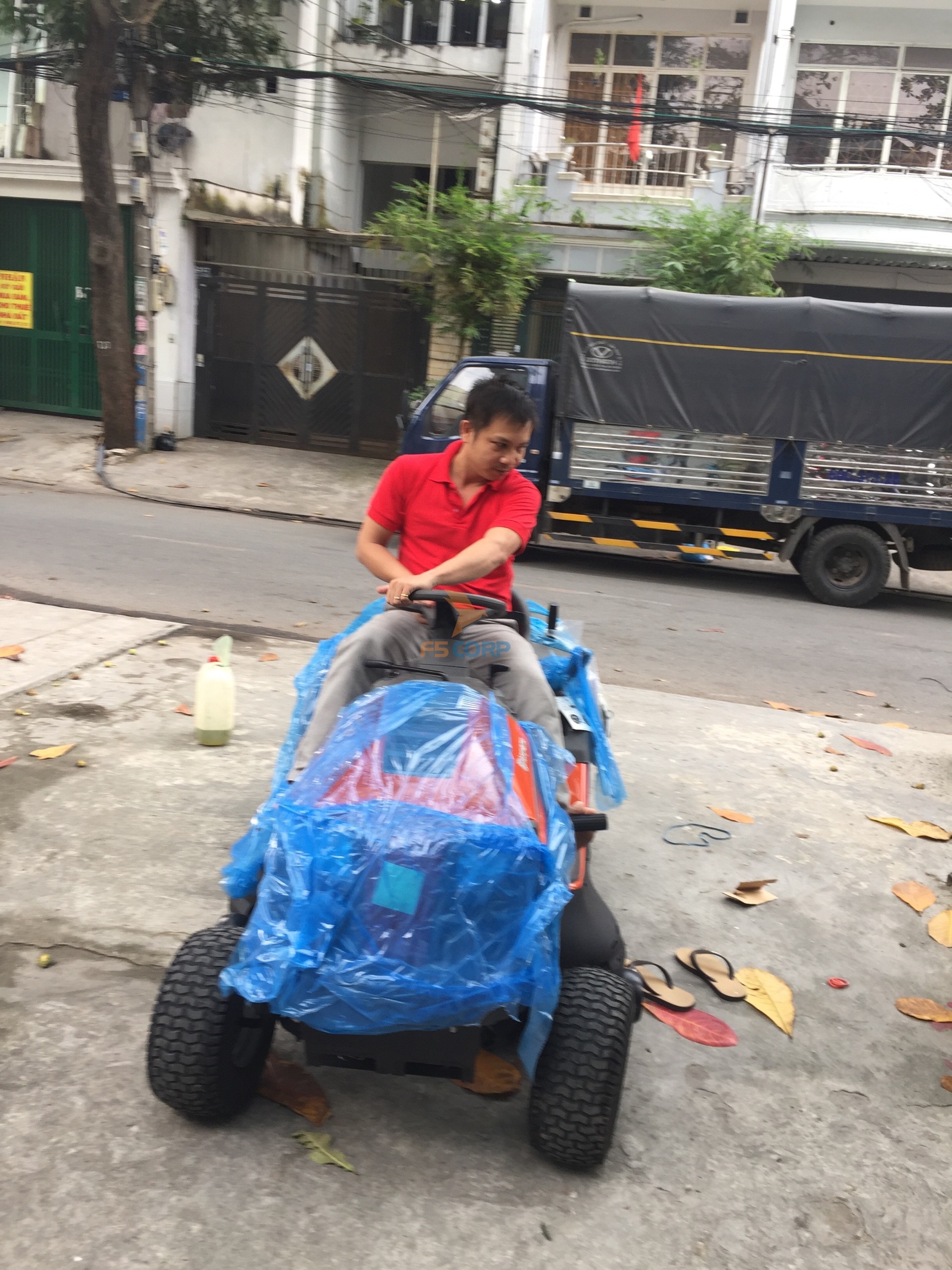 Máy cắt cỏ người lái Husqvarna TC138L