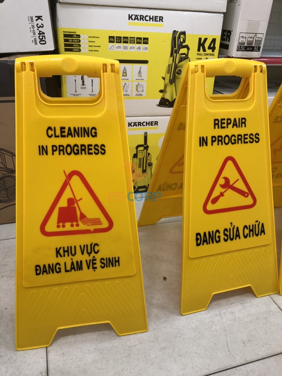 Biển báo khu vực đang làm vệ sinh - Cleaning in progress