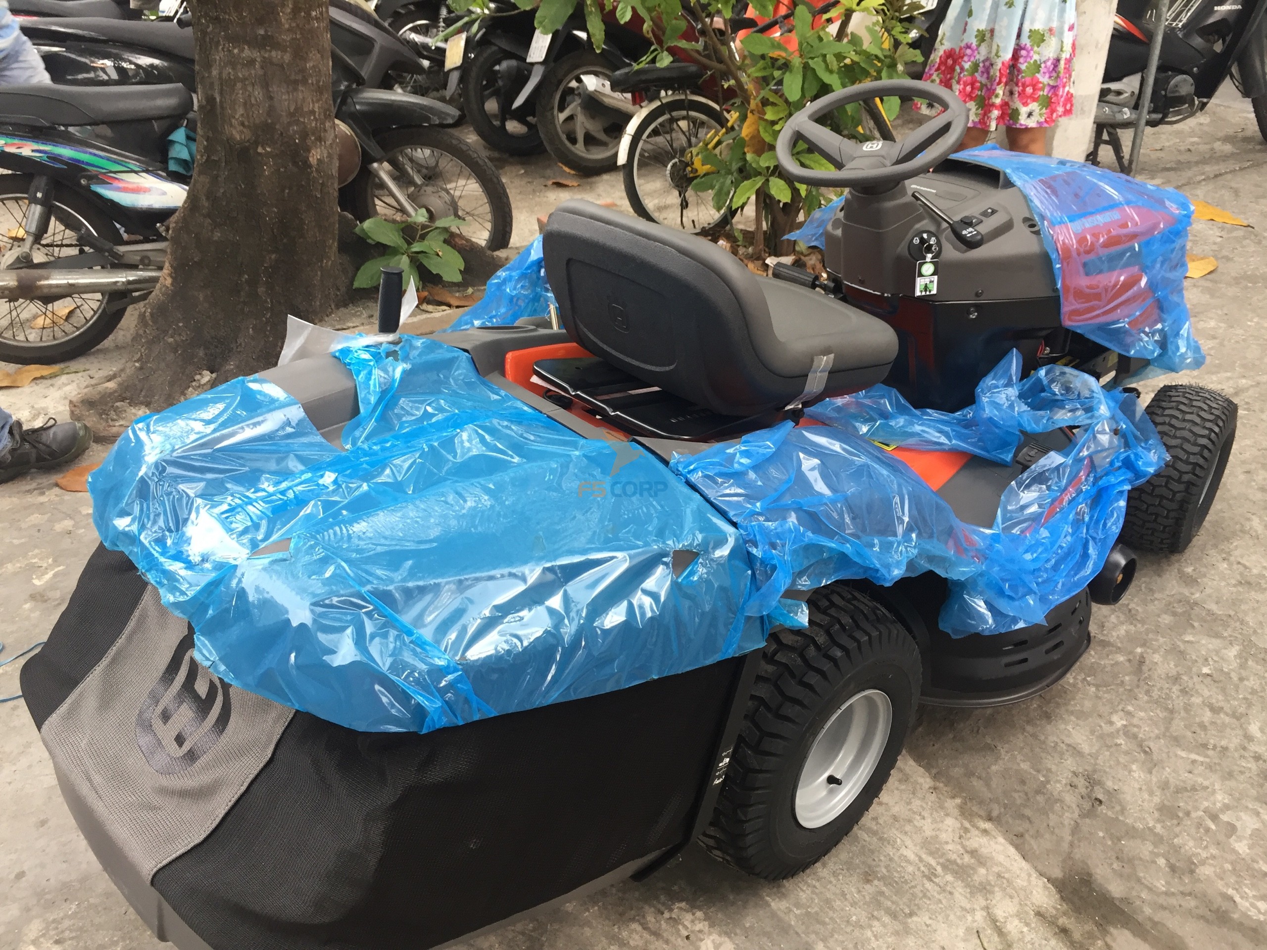 Máy cắt cỏ người lái Husqvarna TC138L