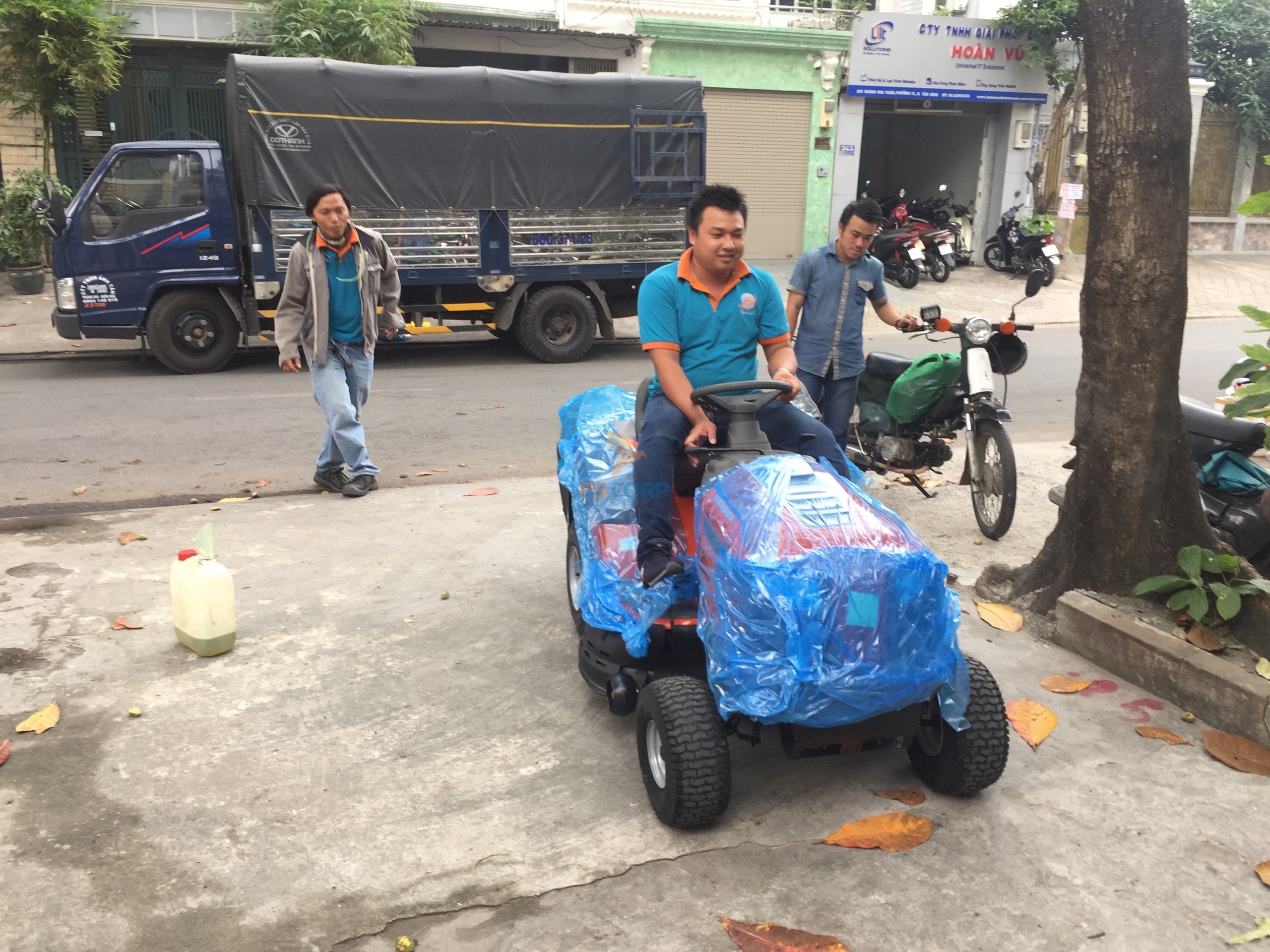 Máy cắt cỏ người lái Husqvarna TC138L