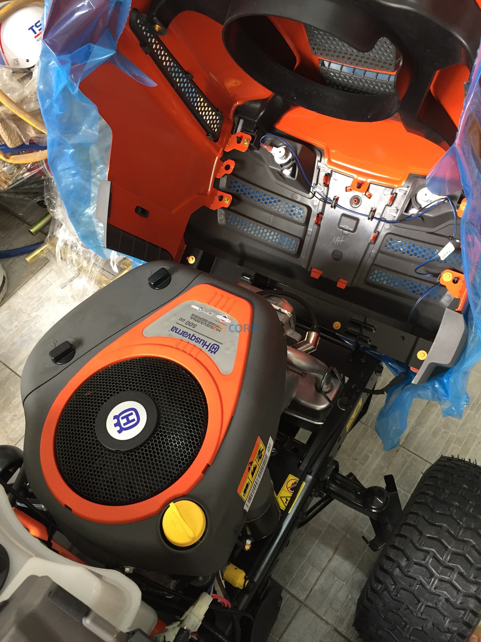 Máy cắt cỏ người lái Husqvarna TC138L