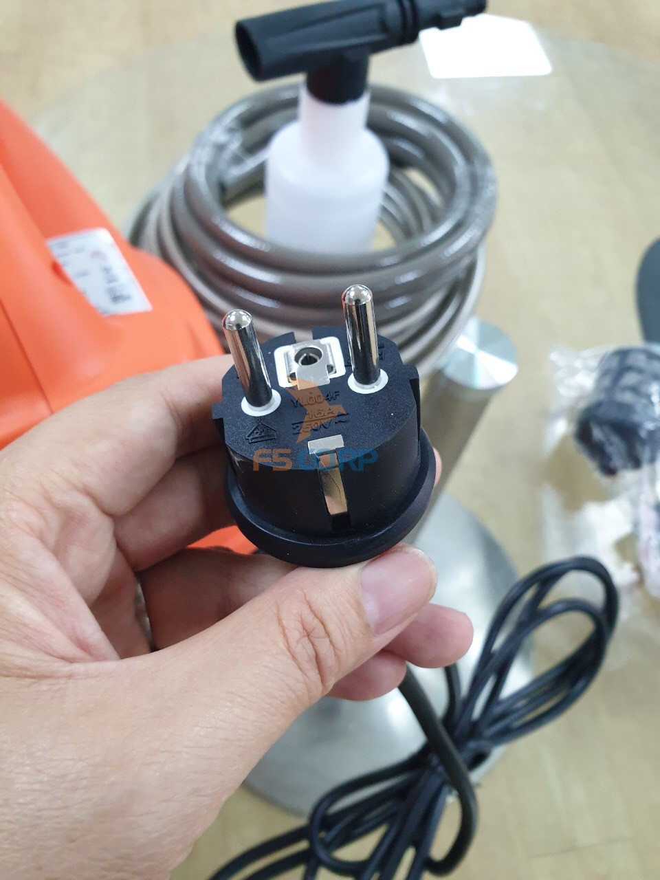 Máy phun xịt rửa xe gia đình Lutian LT210G - 1.6 kw