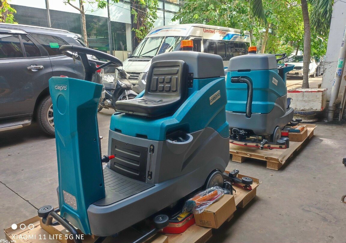 MÁY CHÀ SÀN LIÊN HỢP NGỒI LÁI CLEPRO C100B (DÙNG ẮC QUY)