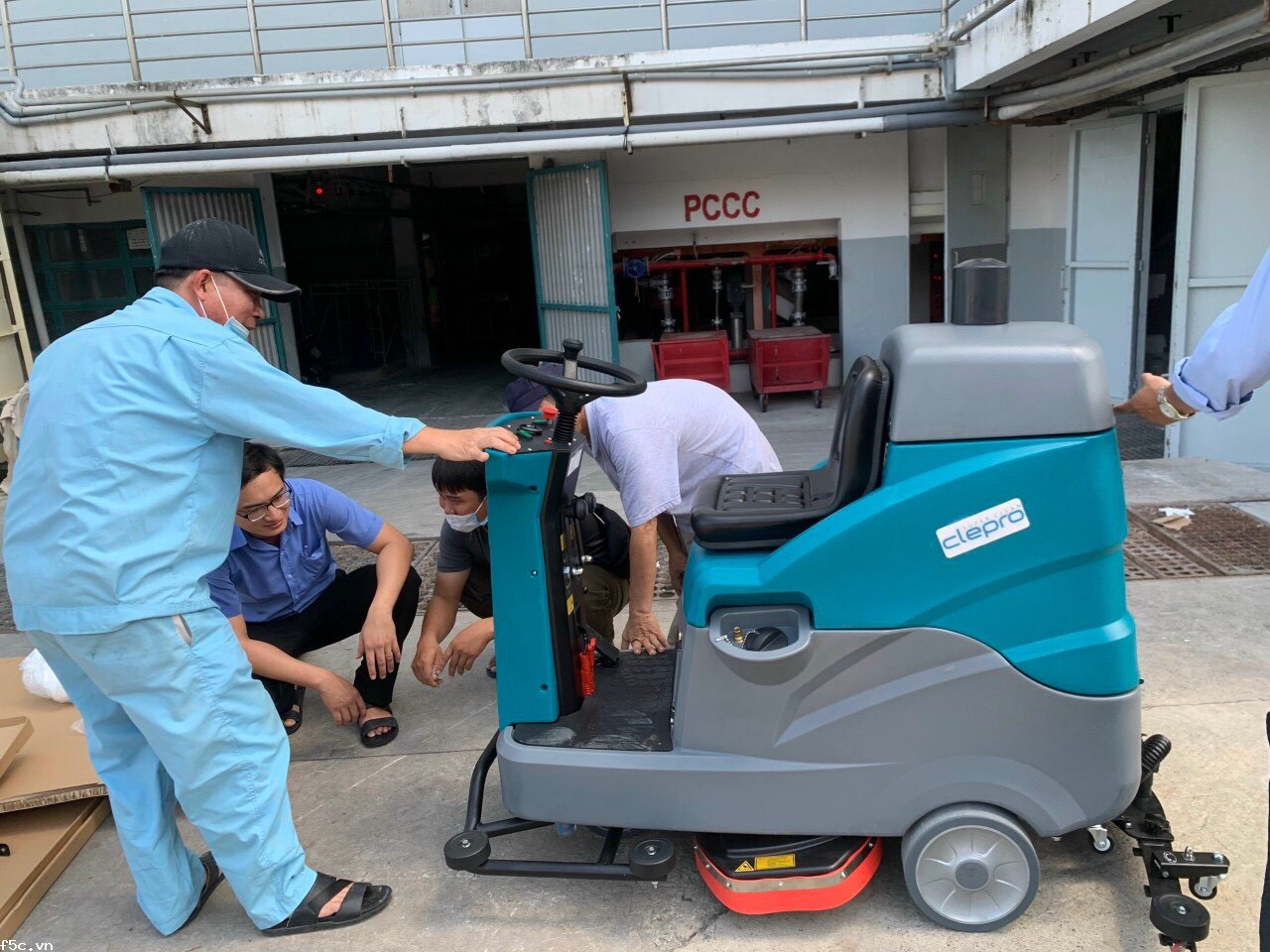 MÁY CHÀ SÀN LIÊN HỢP NGỒI LÁI CLEPRO C100B (DÙNG ẮC QUY)