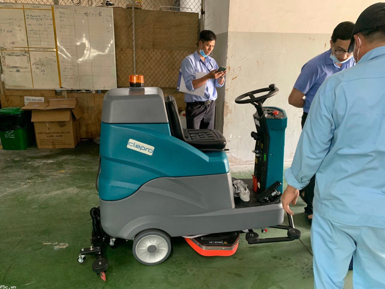 MÁY CHÀ SÀN LIÊN HỢP NGỒI LÁI CLEPRO C100B (DÙNG ẮC QUY)