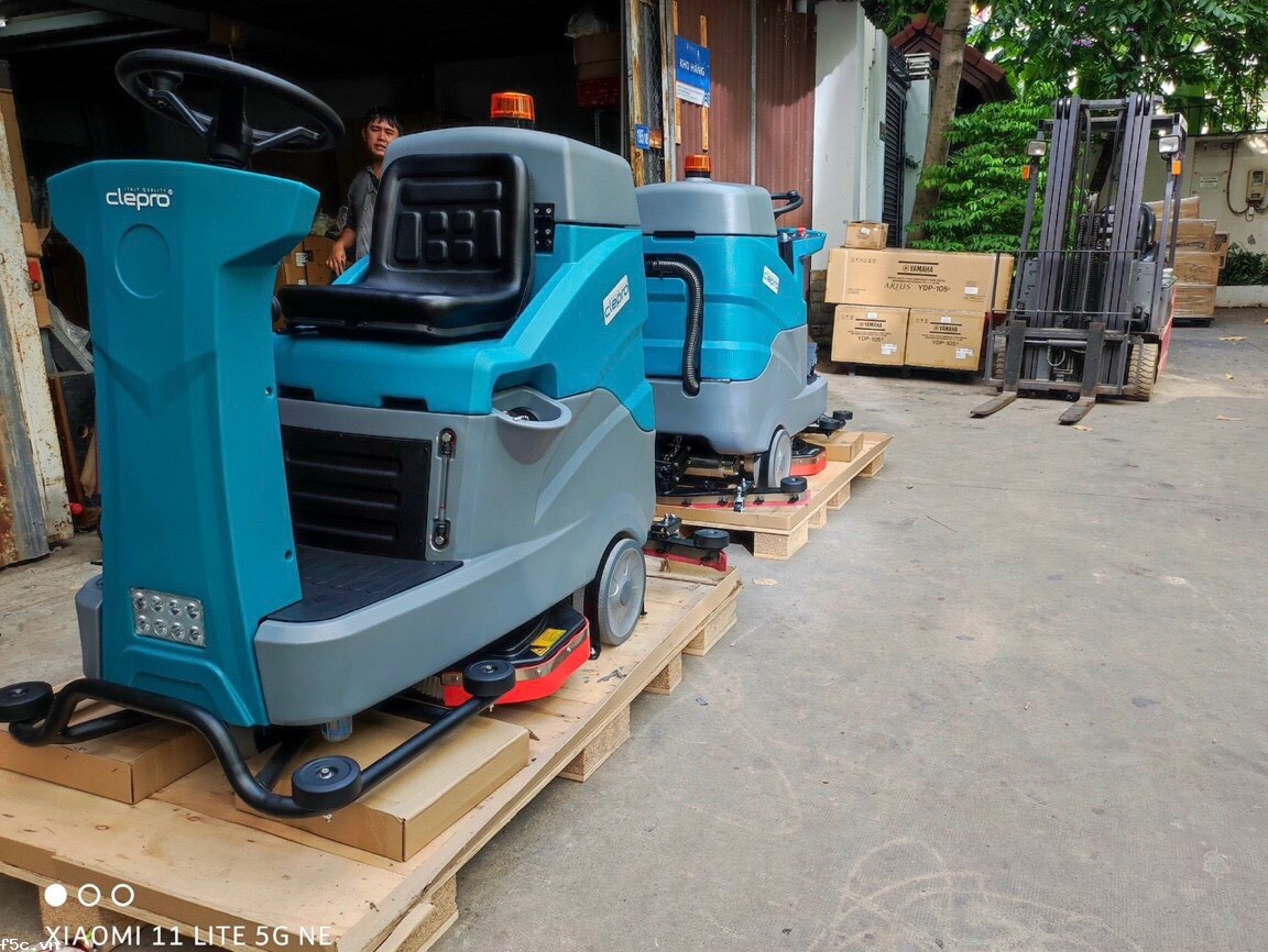 MÁY CHÀ SÀN LIÊN HỢP NGỒI LÁI CLEPRO C100B (DÙNG ẮC QUY)
