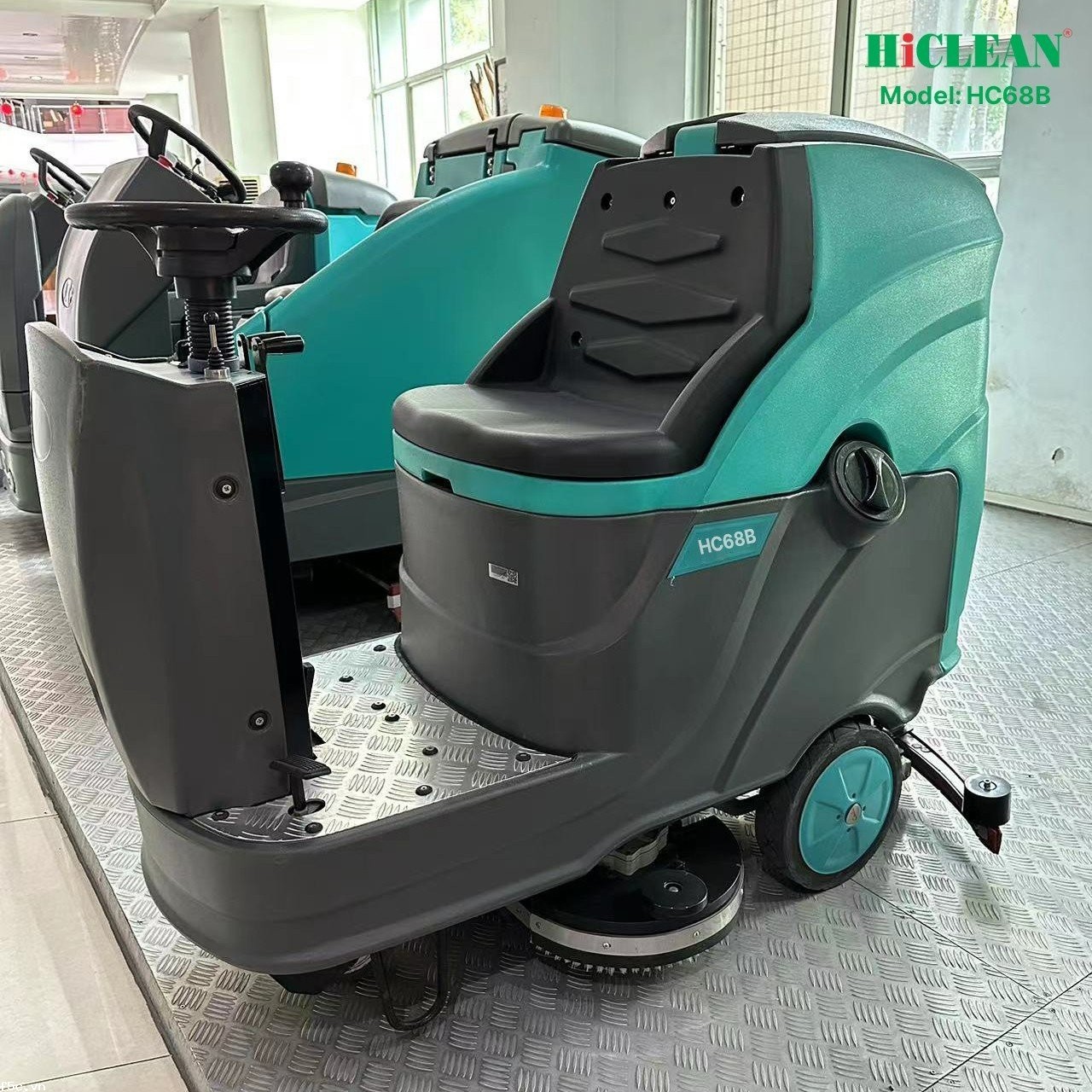 Máy chà sàn liên hợp ngồi lái HiClean HC68B