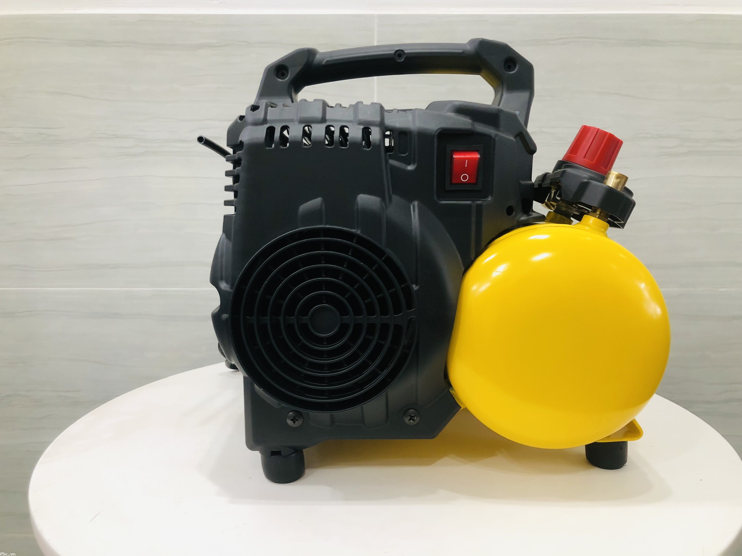 Máy nén khí không dầu 6L Stanley DST100/8/6