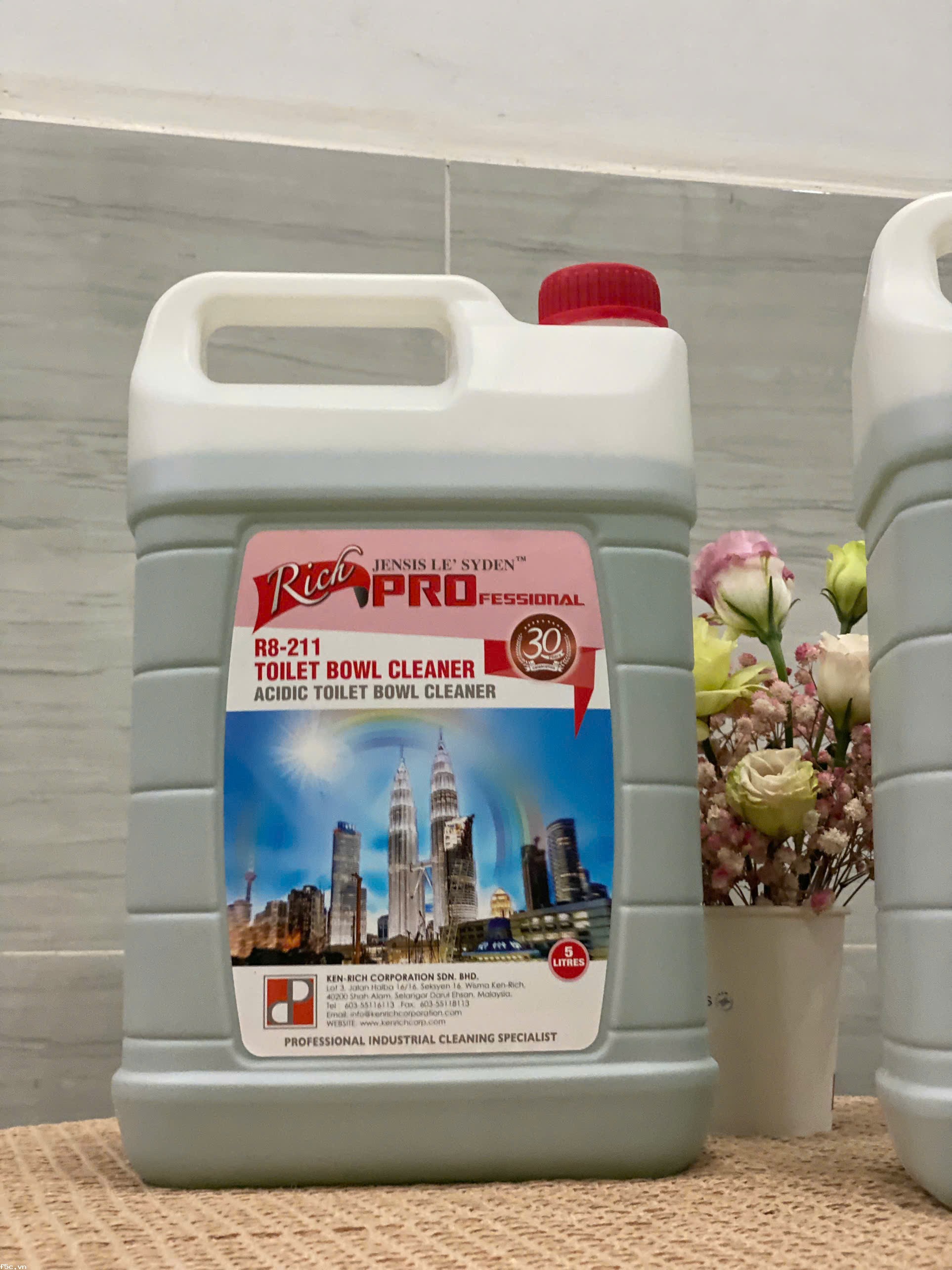 Nước tẩy rửa nhà vệ sinh, toilet cực mạnh Richpro R8-211 Toilet Bowl Cleaner 5 Lít 