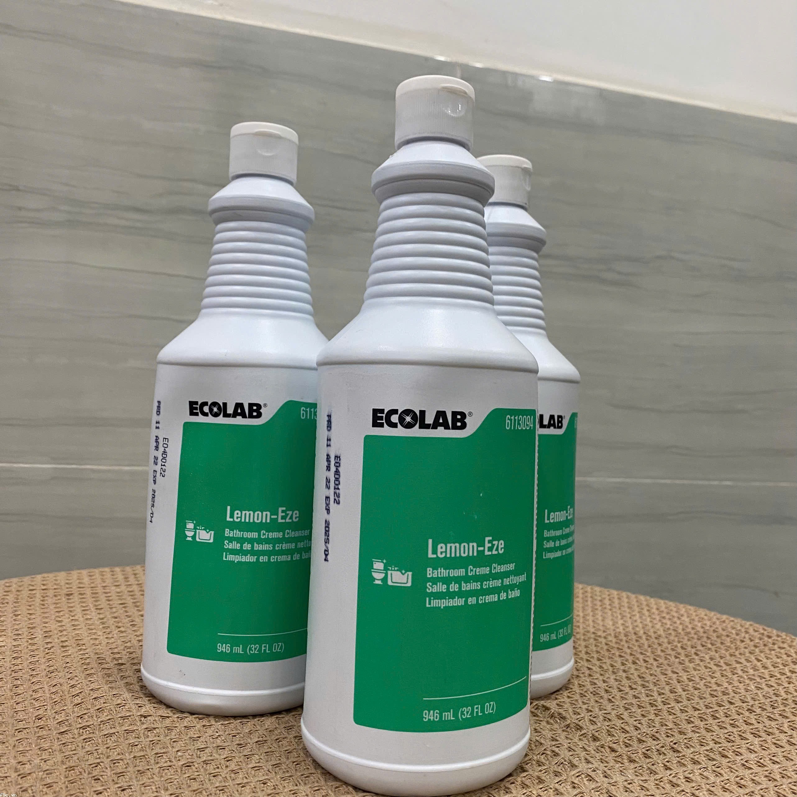 Kem tẩy rửa đa năng trên mọi bề mặt Ecolab Lemon-Eze 1L 12-32 OZ.